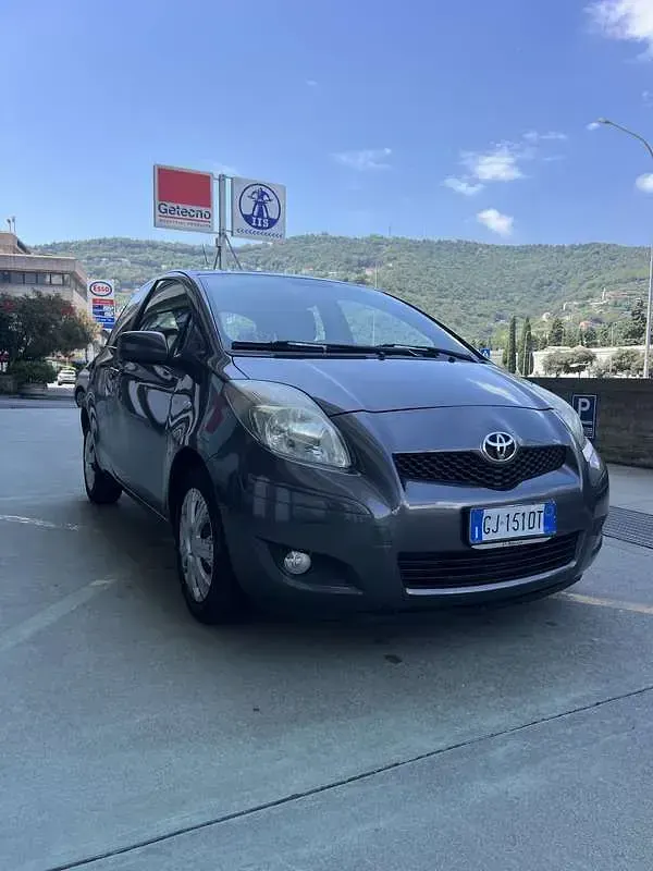 Usata Toyota Yaris Sol 101 CV (74 kW) 2011 Utilitaria