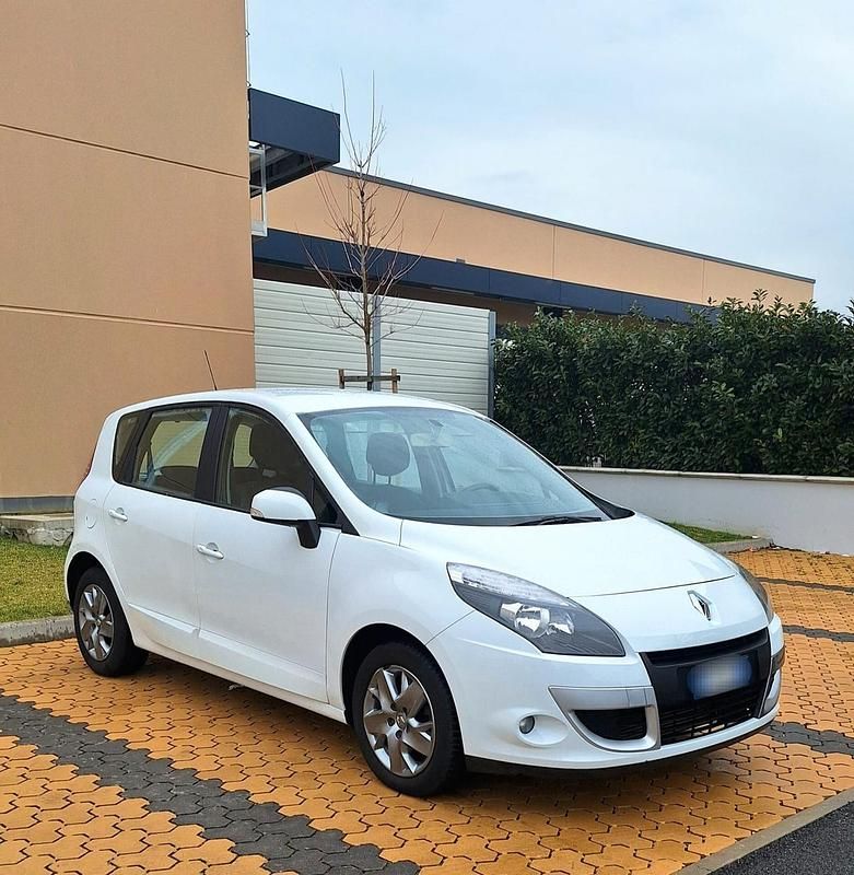 Usata Renault Scénic III 110 CV (80 kW) 2011 Bianco Monovolume