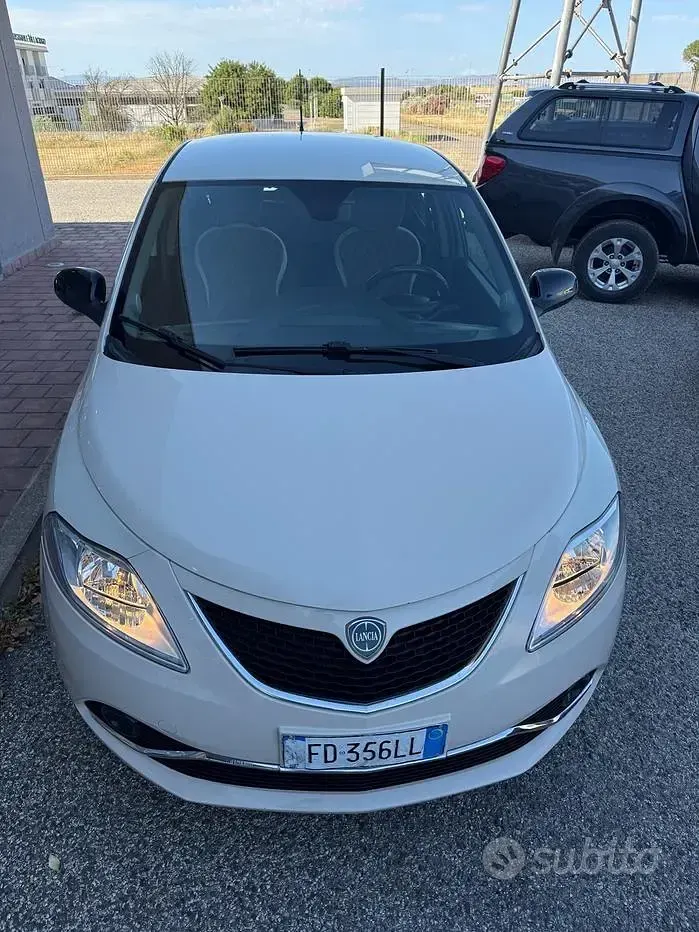 Usata Lancia Ypsilon 95 CV (69 kW) 2016 Beige Utilitaria
