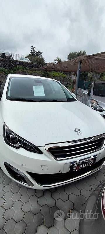 Bianco Usata 2017 Peugeot 308 Allure Tre volumi | 12.900 € (Buon prezzo) - Immagine 1/4