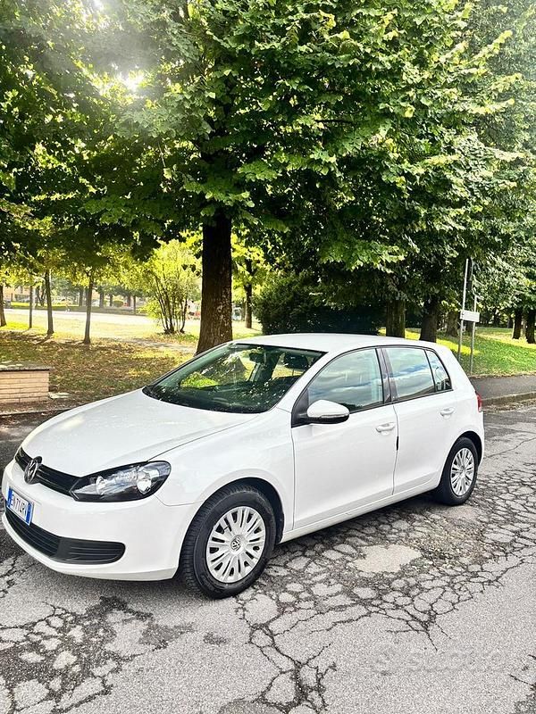 Bianco Usata 2012 VW Golf VI Tre volumi | 6500 € (Buon prezzo) - Immagine 1/4