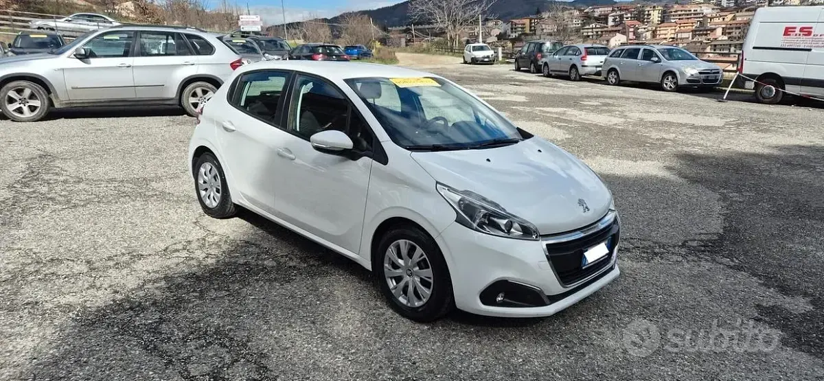 Usata Peugeot 208 Active 102 CV (75 kW) 2019 Bianco Utilitaria