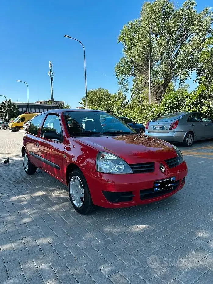 Usata Renault Clio II 48 CV (35 kW) 2007 Rosso Utilitaria