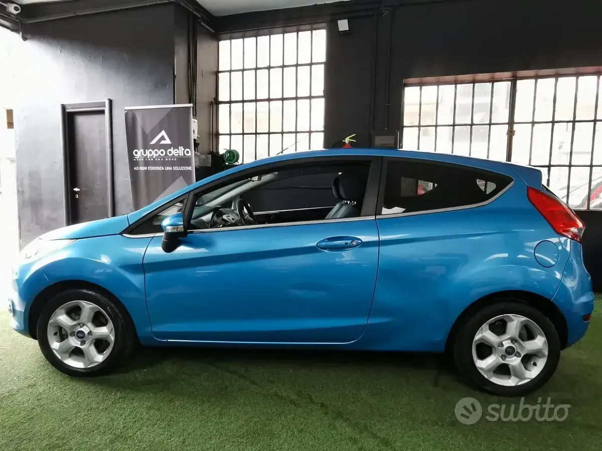 Usata Ford Fiesta Titanium 71 CV (52 kW) 2012 Bluazzurro Berlina