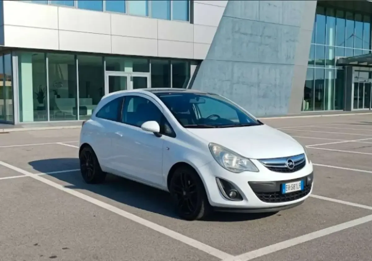 Usata Opel Corsa 86 CV (63 kW) 2011 Bianco Utilitaria