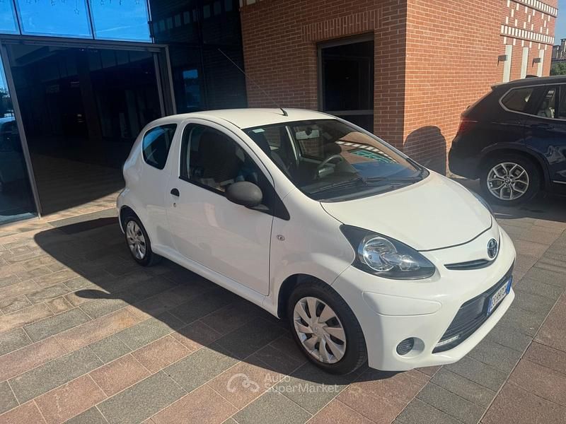 Usata Toyota Aygo Connect Style 68 CV (50 kW) 2013 Bianco Utilitaria