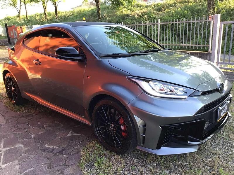 Usata Toyota Yaris 280 CV (205 kW) 2024 Grigio Utilitaria