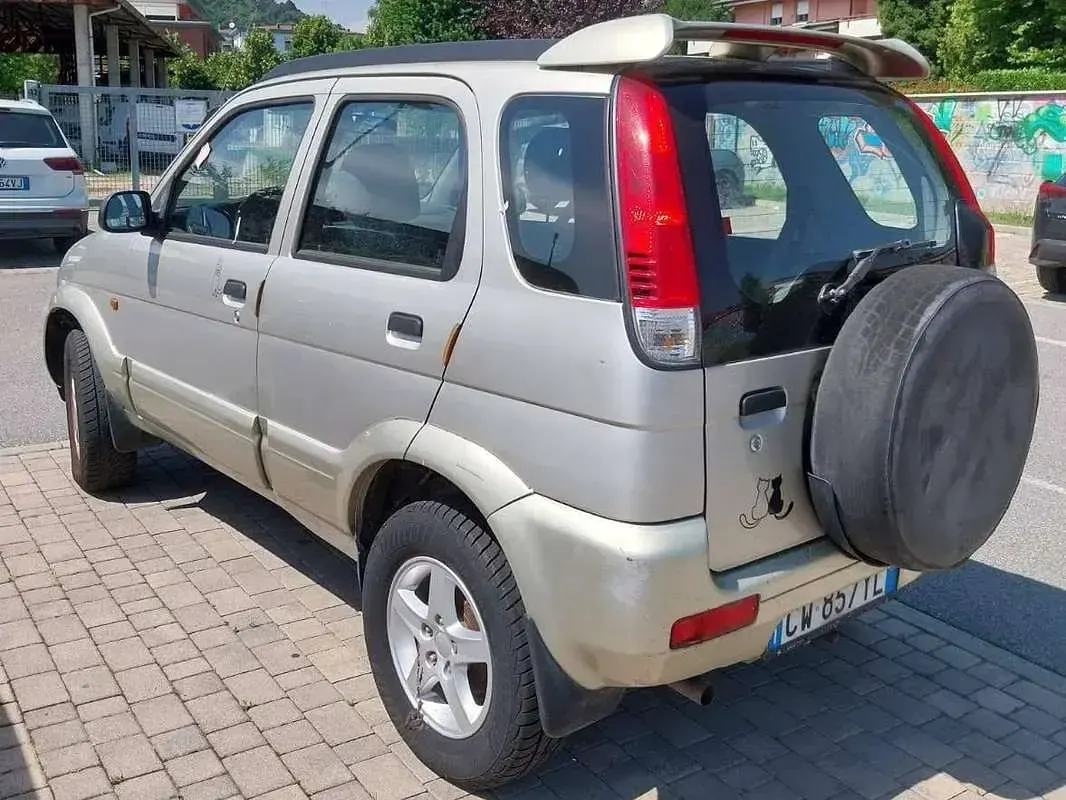 Usata Daihatsu Terios 86 CV (63 kW) 2005 Oro SUV
