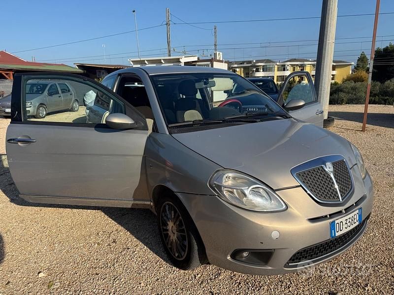 Gebraucht Lancia Ypsilon 77 PS (56 kW) 2007 Grau Kleinwagen