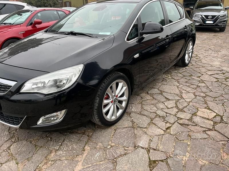 Usata Opel Astra Cosmo 140 CV (102 kW) 2010 Nero Berlina