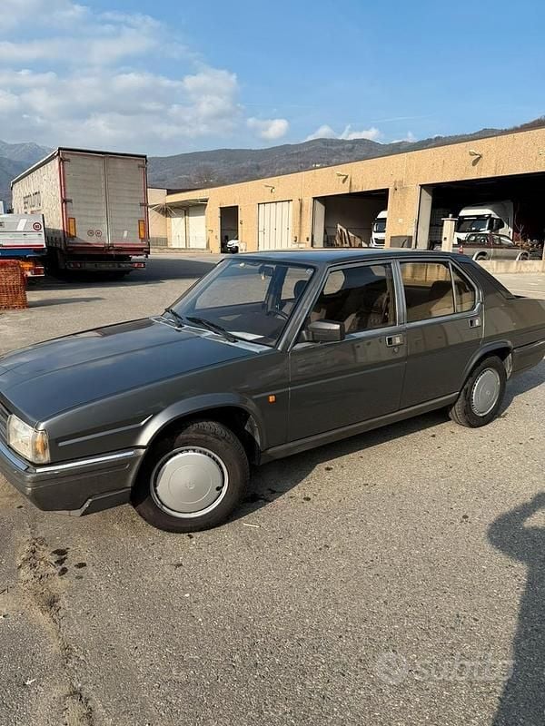 Usata Alfa Romeo 90 128 CV (94 kW) 1986 Grigio Berlina
