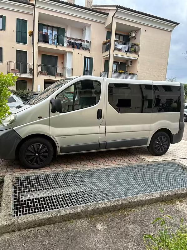 Usata Opel Vivaro 2003 Grigio Monovolume