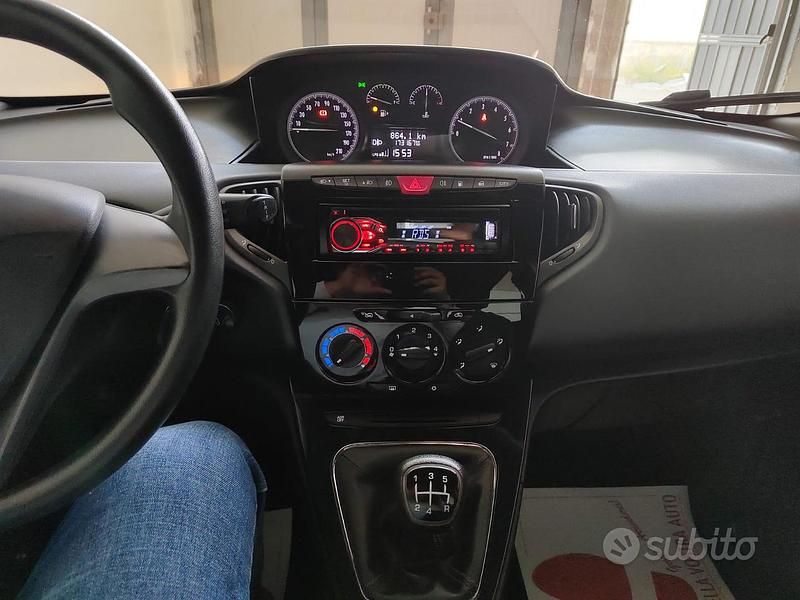 Usata Lancia Ypsilon 69 CV (50 kW) 2016 Rosso Utilitaria