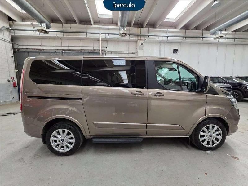 Usata Ford Tourneo Custom Titanium 131 CV (96 kW) 2021 Beige metallizzato Furgone