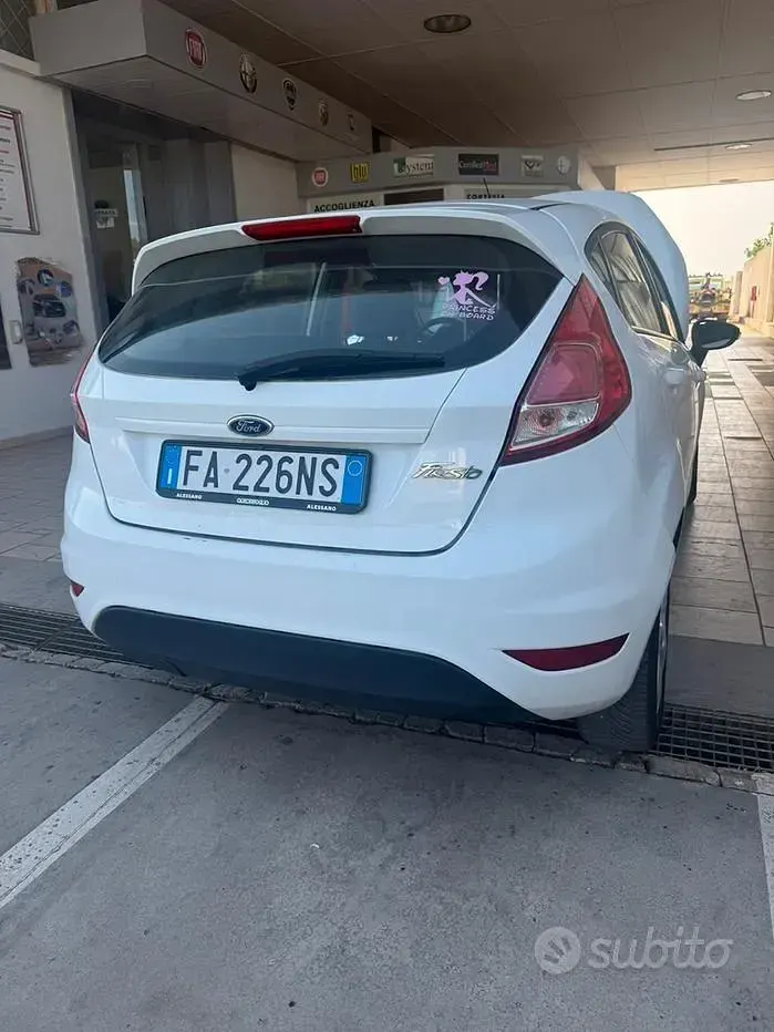 Usata Ford Fiesta 75 CV (55 kW) 2015 Bianco Utilitaria