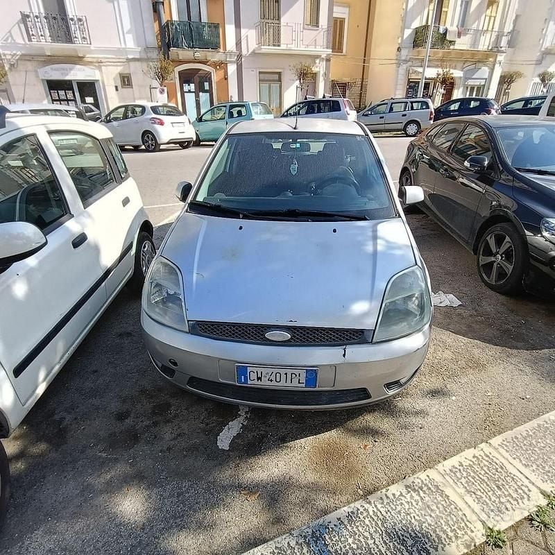 Usata Ford Fiesta 75 CV (55 kW) 2005 Grigio Utilitaria