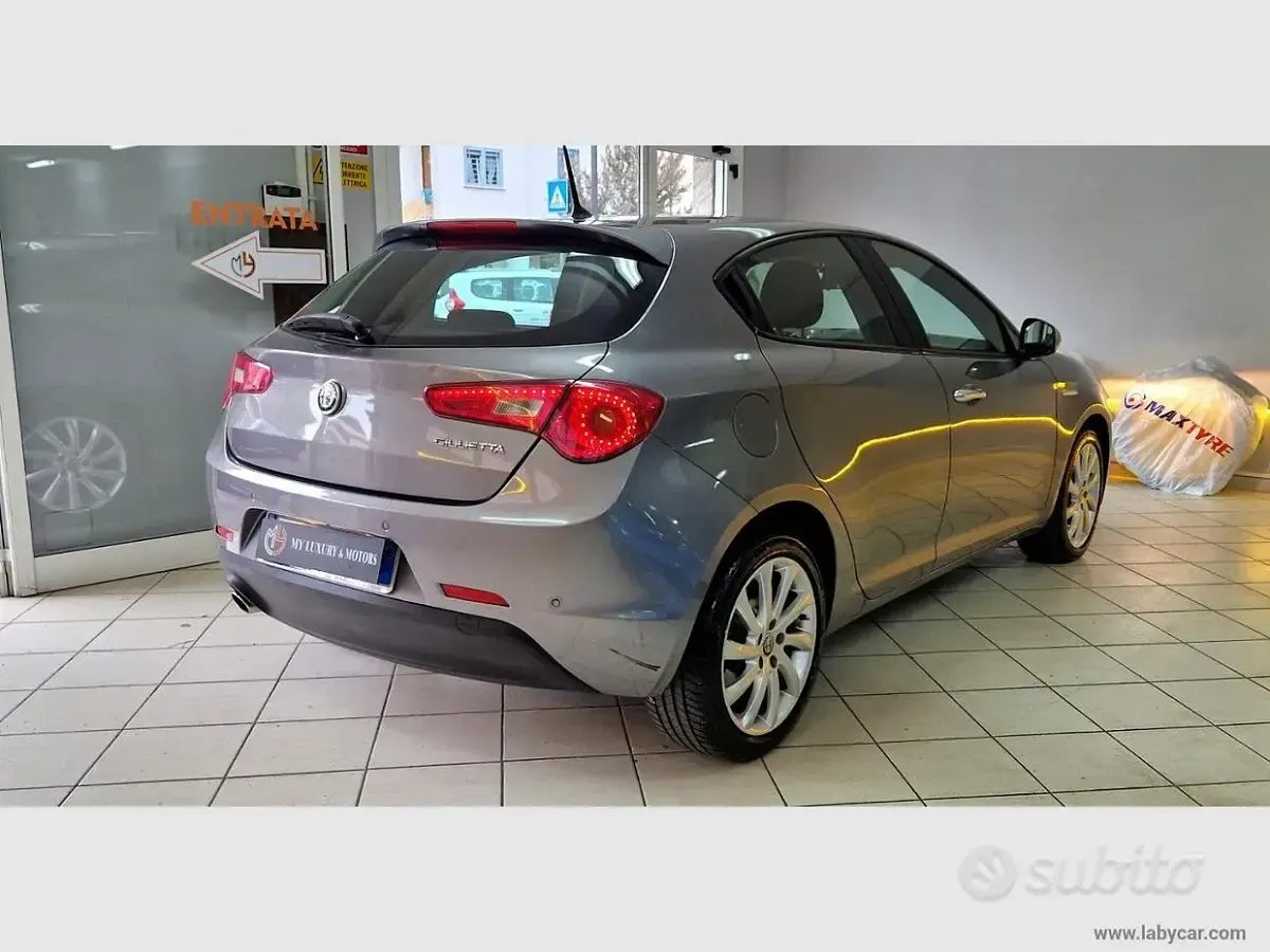 Usata Alfa Romeo Giulietta Distinctive 120 CV (88 kW) 2017 Grigio Utilitaria