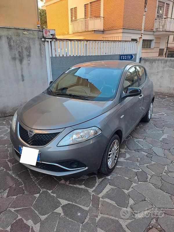 Usata Lancia Ypsilon 69 CV (50 kW) 2016 Grigio Utilitaria
