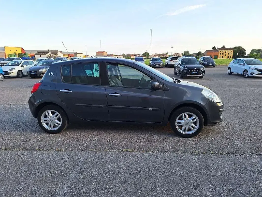 Usata Renault Clio II LE 75 CV (55 kW) 2008 Berlina