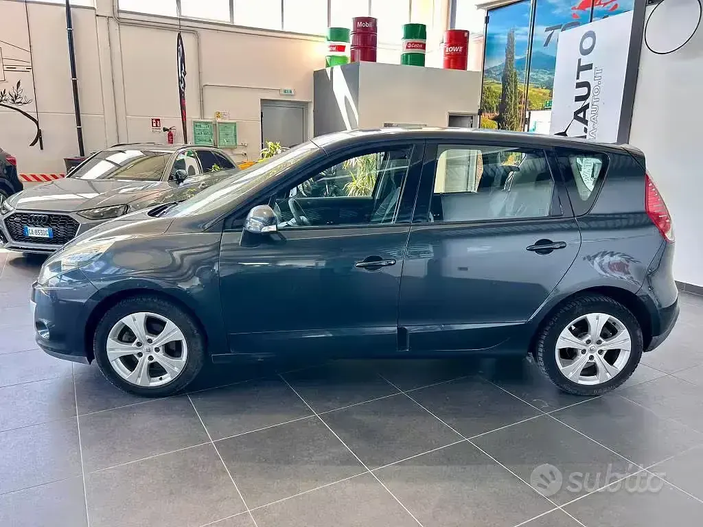Usata Renault Scénic Dynamique 110 CV (80 kW) 2010 Grigio Monovolume
