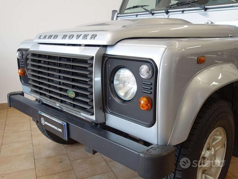 Usata Land Rover Defender SE 122 CV (89 kW) 2010 Grigiogrigio SUV