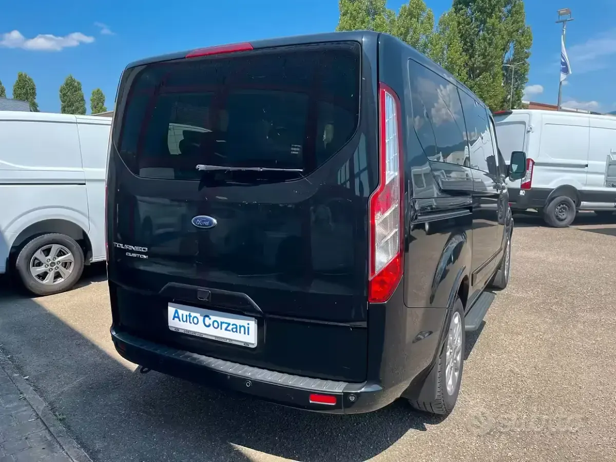 Usata Ford Tourneo Titanium 131 CV (96 kW) 2022 Nero Monovolume
