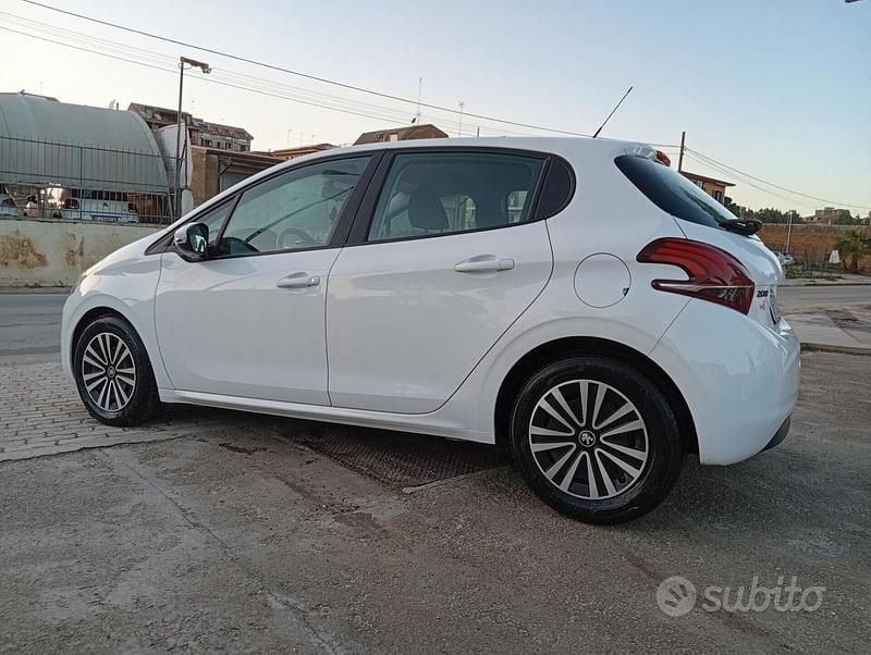 Usata Peugeot 208 Active 102 CV (75 kW) 2019 Bianco Utilitaria