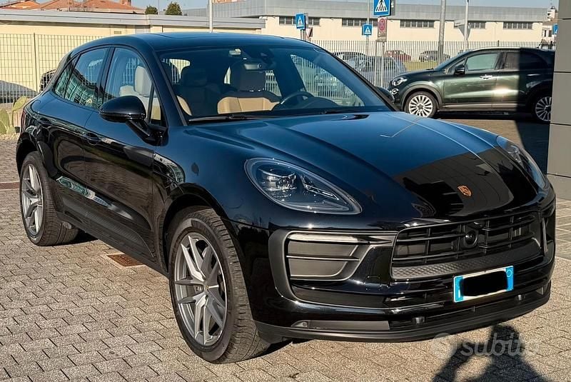 Nero Usata 2023 Porsche Macan SUV | 71.500 € (Buon prezzo) - Immagine 1/4