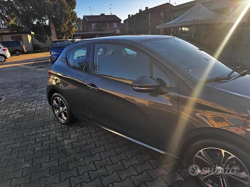 Usata Peugeot 208 68 CV (50 kW) 2014 Grigio Utilitaria