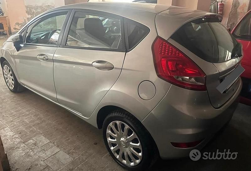 Usata Ford Fiesta 96 CV (70 kW) 2012 Grigio Utilitaria
