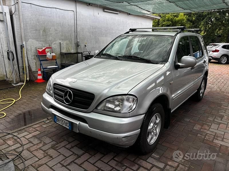 Usata Mercedes ML320 218 CV (160 kW) 2000 Argento SUV
