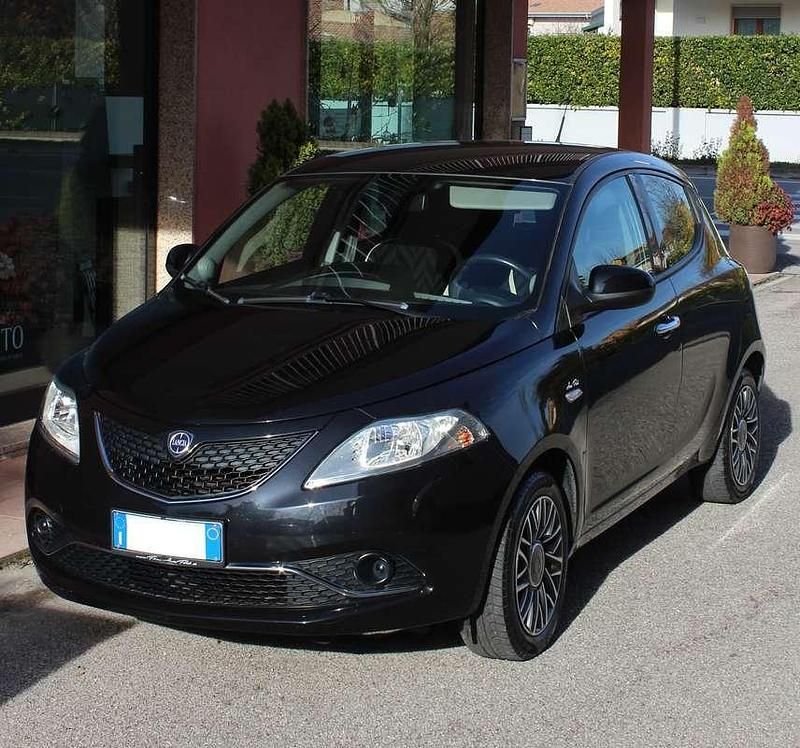 Usata Lancia Ypsilon Gold 69 CV (50 kW) 2016 Nero Utilitaria