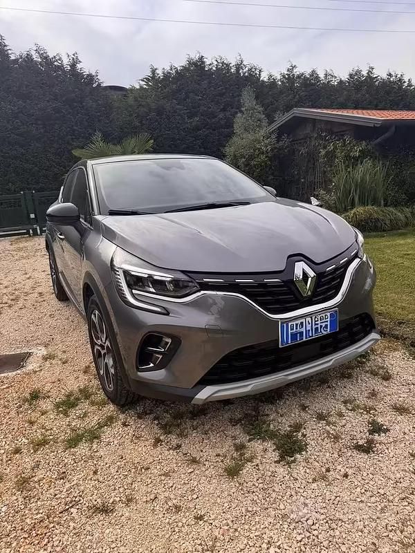Usata Renault Captur 100 CV (73 kW) 2023 Grigio SUV