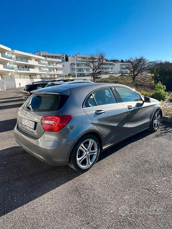 Usata Mercedes A180 102 CV (75 kW) 2016 Grigio Berlina