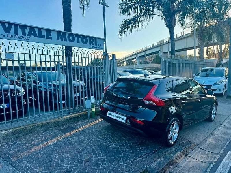 Gebraucht Volvo V40 Inscription 120 PS (88 kW) 2017 Schwarz Limousine