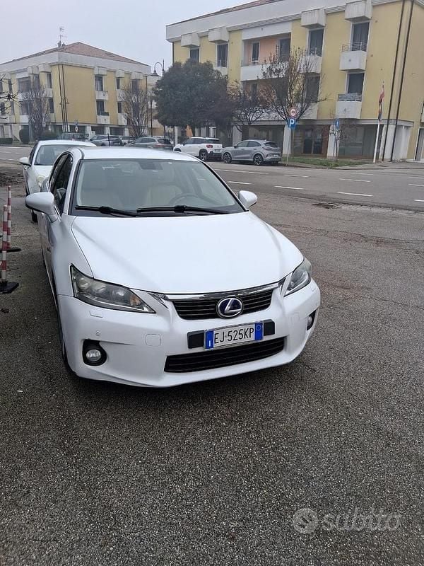 Bianco Usata 2011 Lexus CT200h Luxury Line Tre volumi | 8500 € (Buon prezzo) - Immagine 1/4