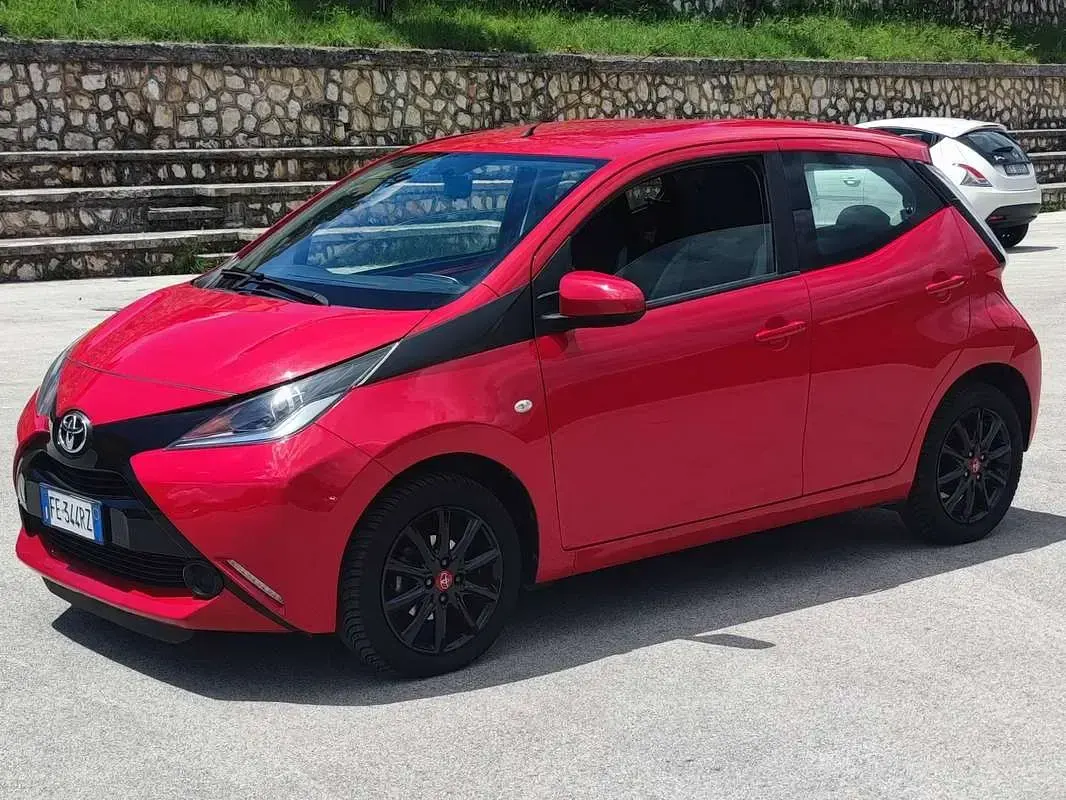 Usata Toyota Aygo X-pure 75 CV (55 kW) 2016 Rosso Utilitaria