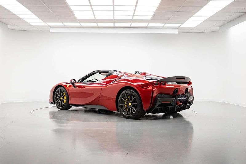 Usata Ferrari SF90 780 CV (573 kW) 2023 Rosso portofino Cabrio