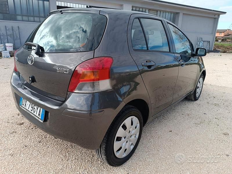 Usata Toyota Yaris Sol 100 CV (73 kW) 2009 Grigio Berlina