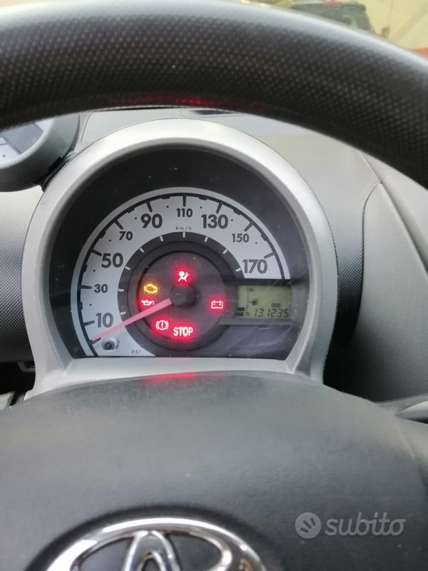 Grigio Usata 2006 Toyota Aygo Due volumi | 4000 € (Molto cara) - Immagine 1/4