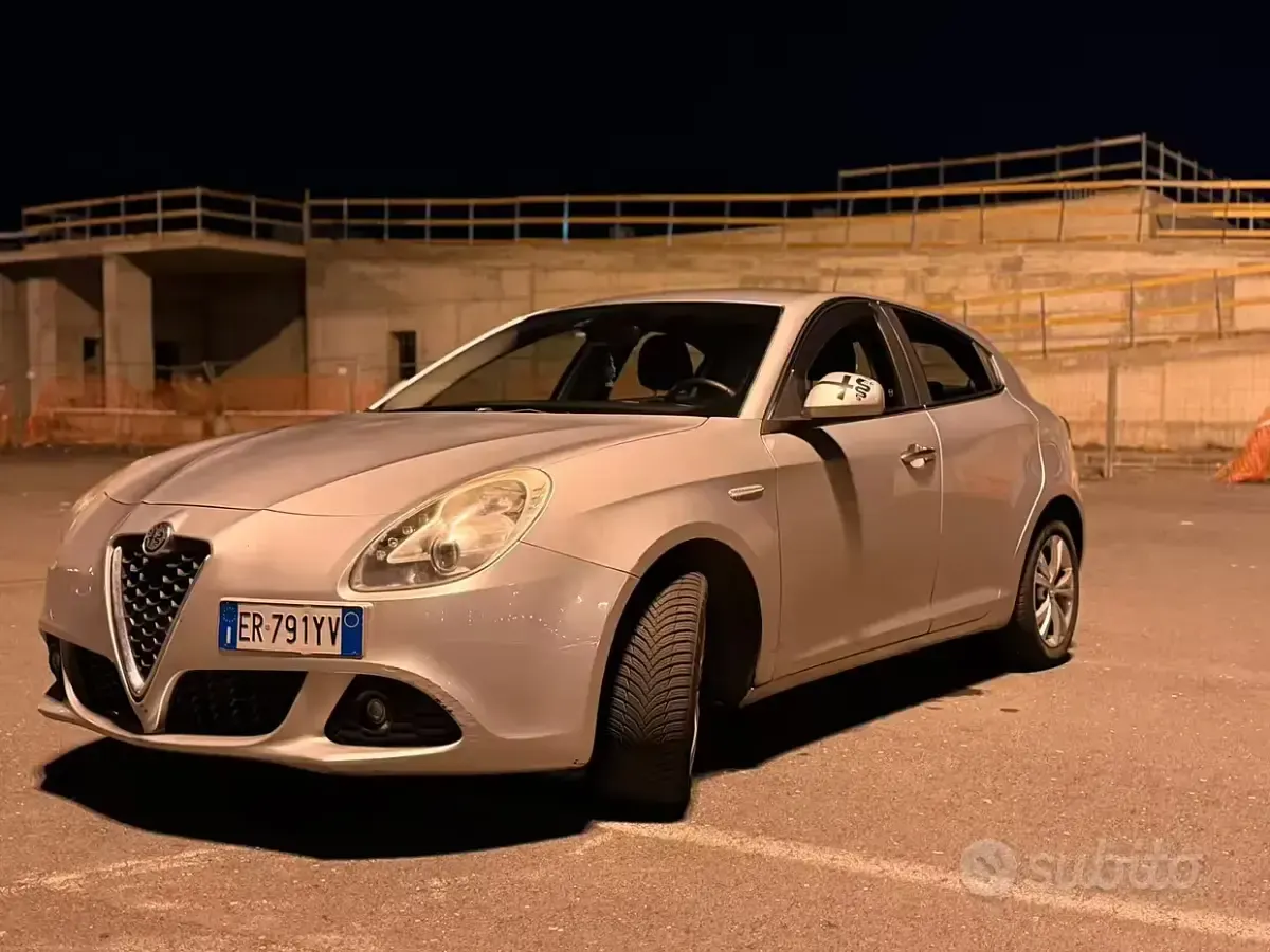 Usata Alfa Romeo Giulietta Distinctive 105 CV (77 kW) 2013 Grigio Utilitaria