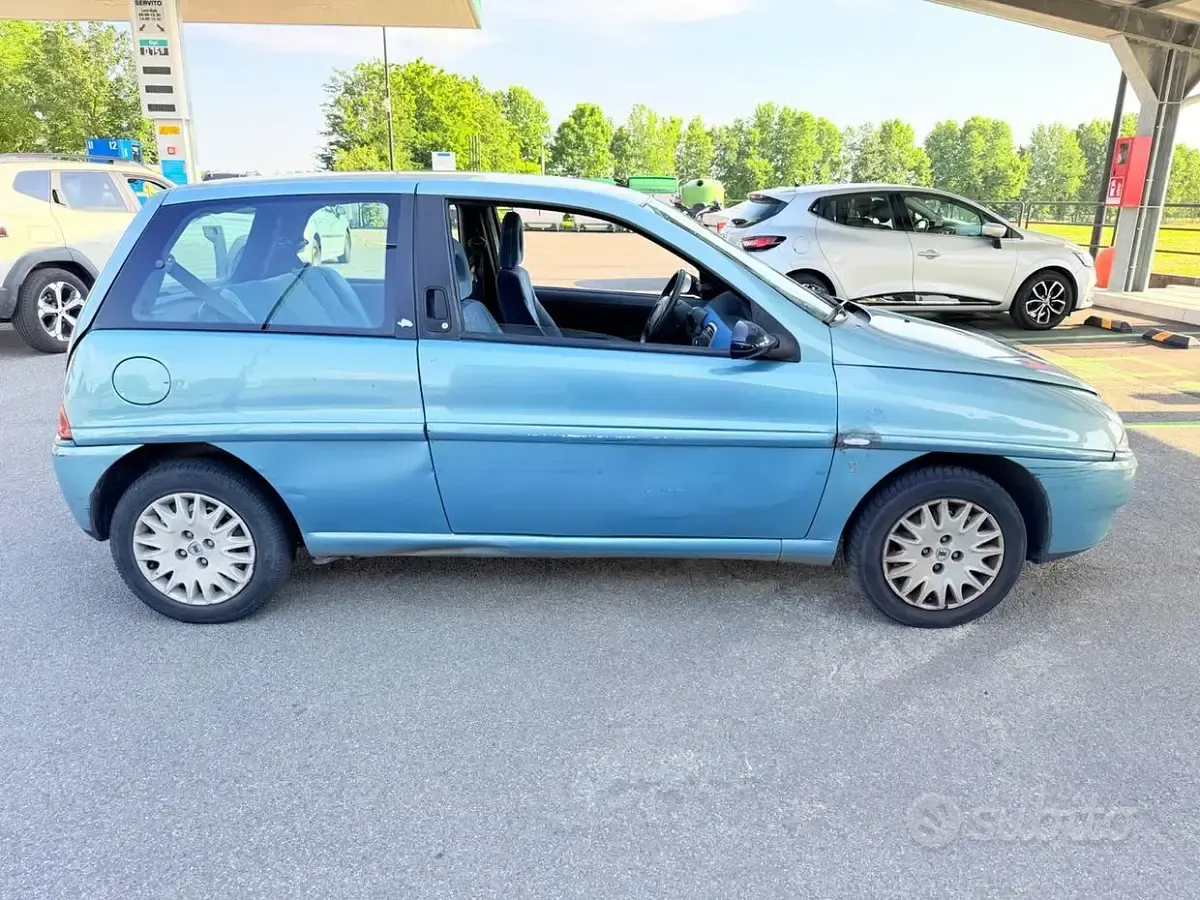 Usata Lancia Ypsilon 60 CV (44 kW) 2001 Bluazzurro Utilitaria