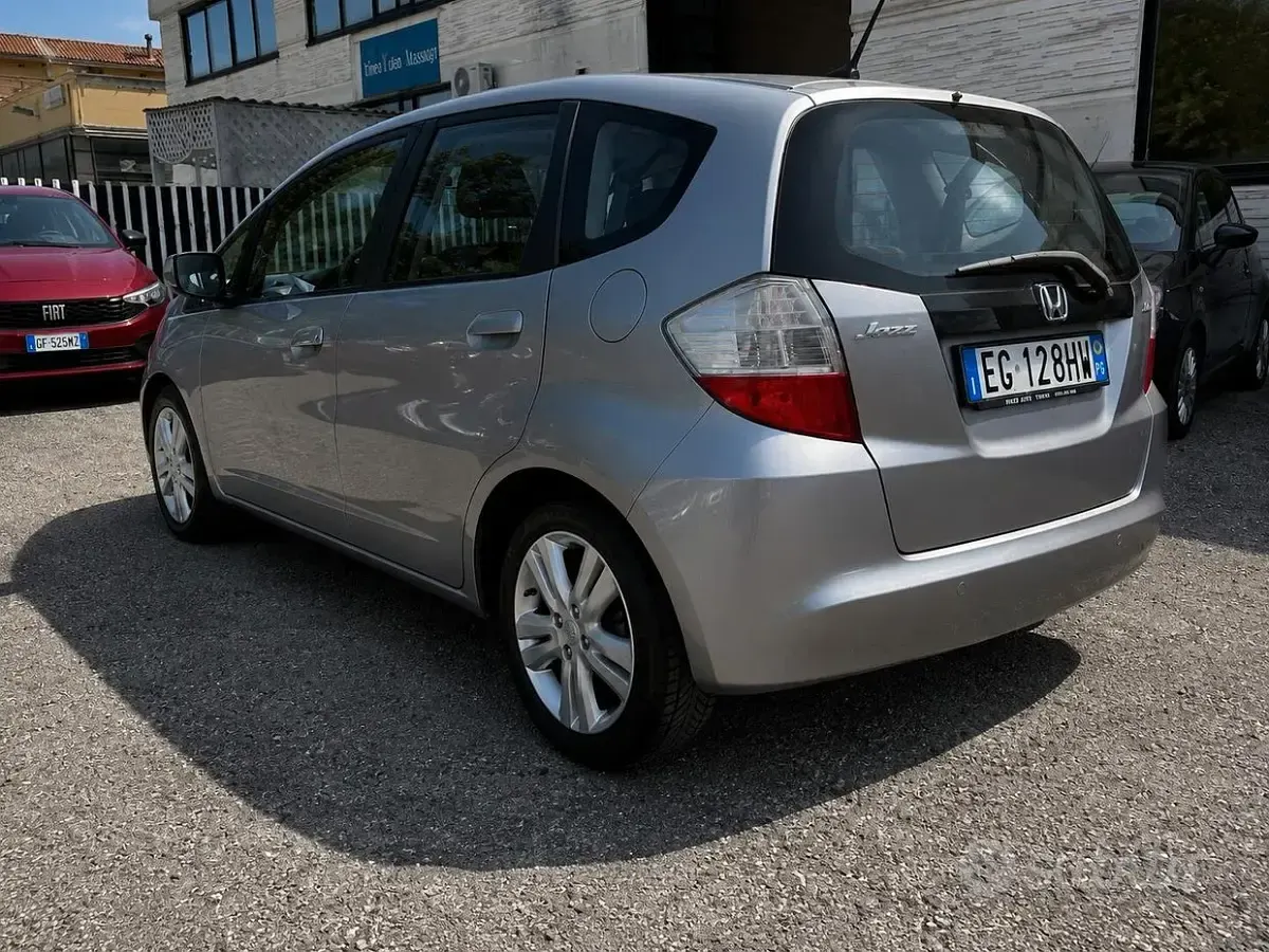 Usata Honda Jazz Elegance 99 CV (72 kW) 2011 Grigio Utilitaria