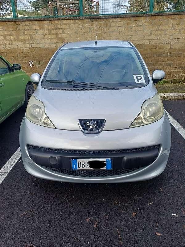 Usata Peugeot 107 54 CV (39 kW) 2006 Argento Utilitaria