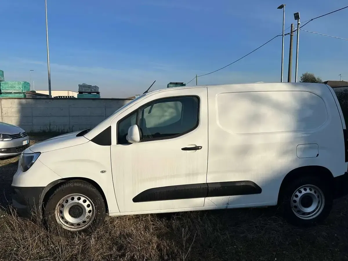 Begagnad Opel Combo 102 HK (75 kW) 2019 Vit Minibuss
