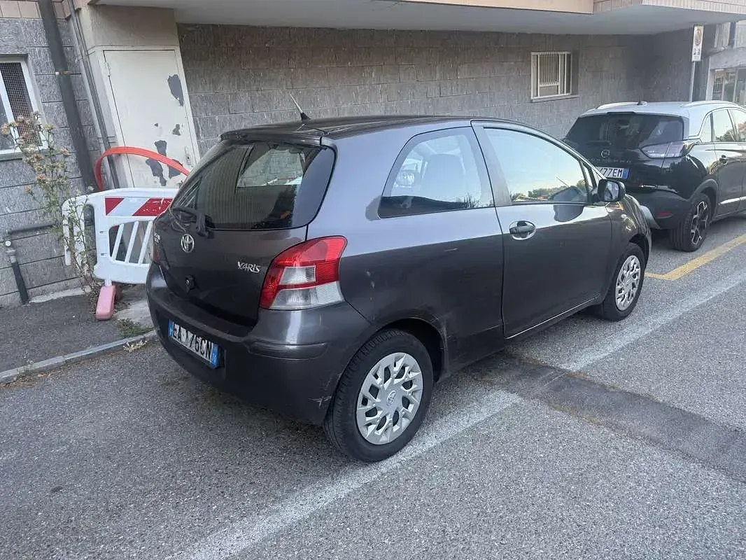 Usata Toyota Yaris 69 CV (50 kW) 2010 Grigio Utilitaria