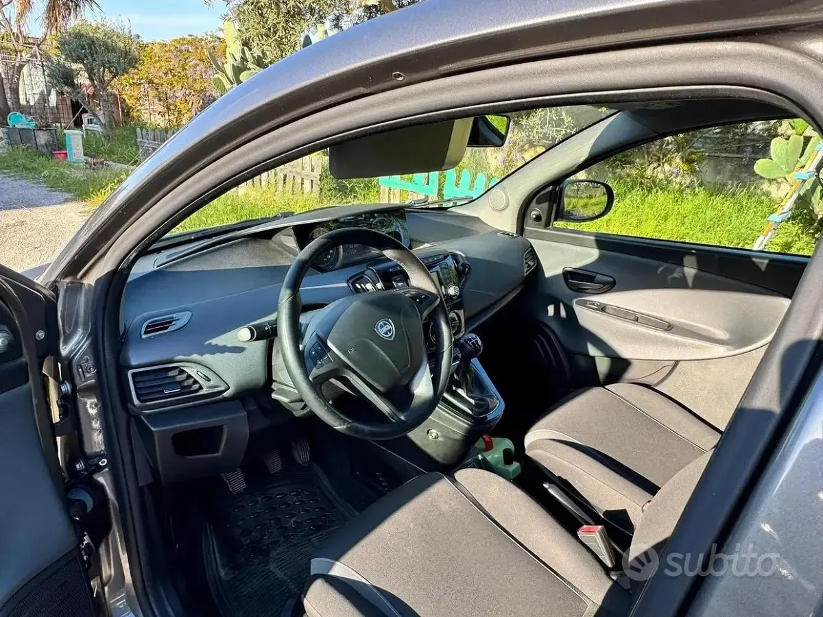 Usata Lancia Ypsilon 95 CV (69 kW) 2017 Grigio Utilitaria