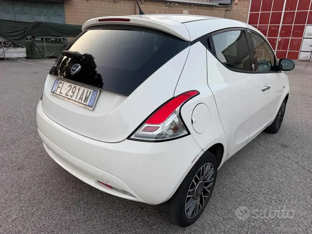 Usata Lancia Ypsilon Gold 69 CV (50 kW) 2017 Bianco Utilitaria