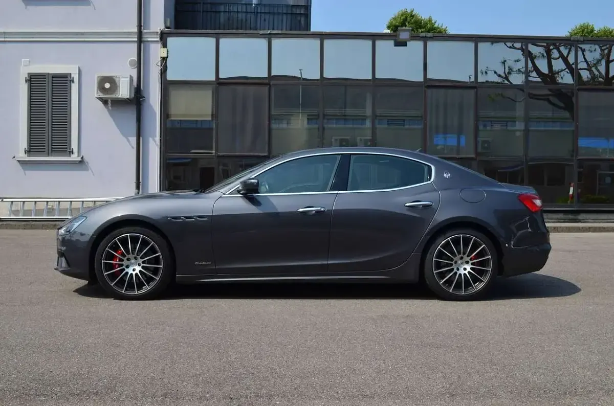 Usata Maserati Ghibli 349 CV (256 kW) 2018 Grigio maratea Berlina