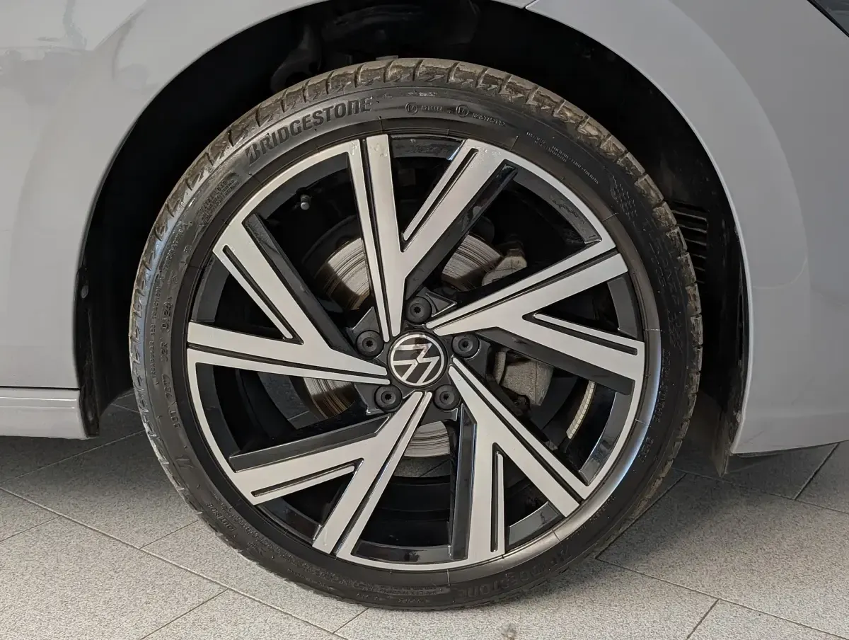 Usata VW Golf VIII Style 131 CV (96 kW) 2024 Grigio Berlina